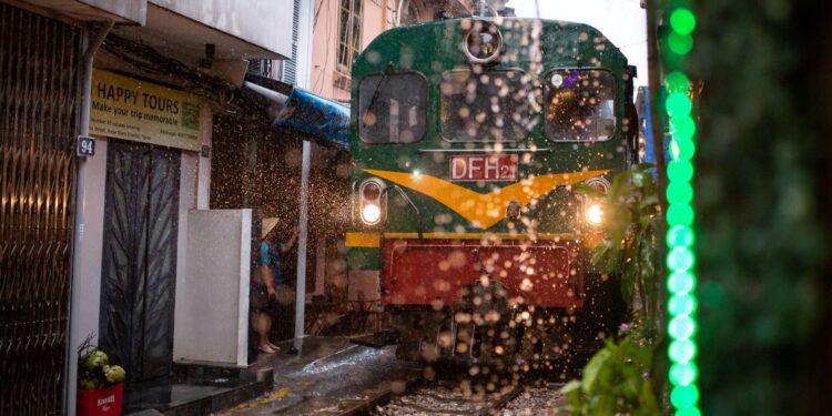 İçinden tren geçen sokak