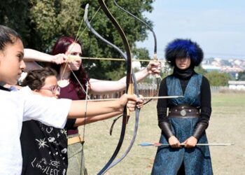 18 yaşındaki Melike atlı okçuluğu gençlere de öğretiyor