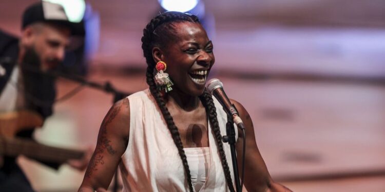 Türkiye’de iki konser verecek