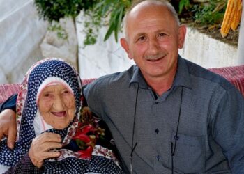 Akçaabat’ın asırlık çınarı “Pamuk Nene”