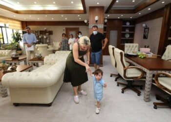 Rektör Özkan, rahim nakliyle dünyaya gelen “Ömer Özkan” bebekle buluştu