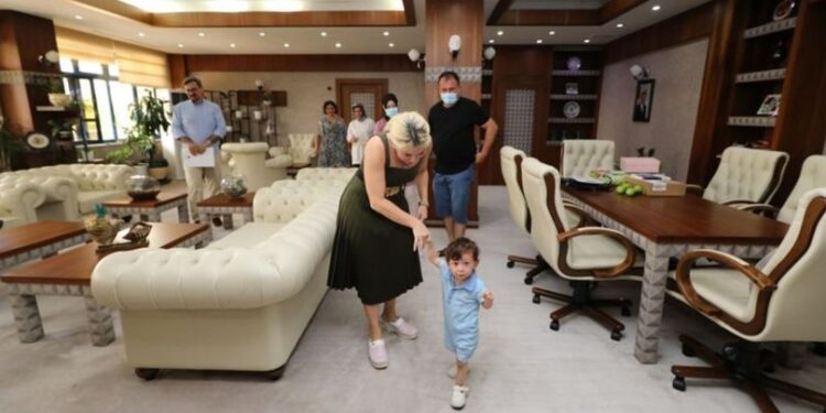 Rektör Özkan, rahim nakliyle dünyaya gelen “Ömer Özkan” bebekle buluştu