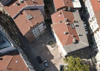 Binaların arasında sıkışmıştı… Gün ışığına çıkarılıyor