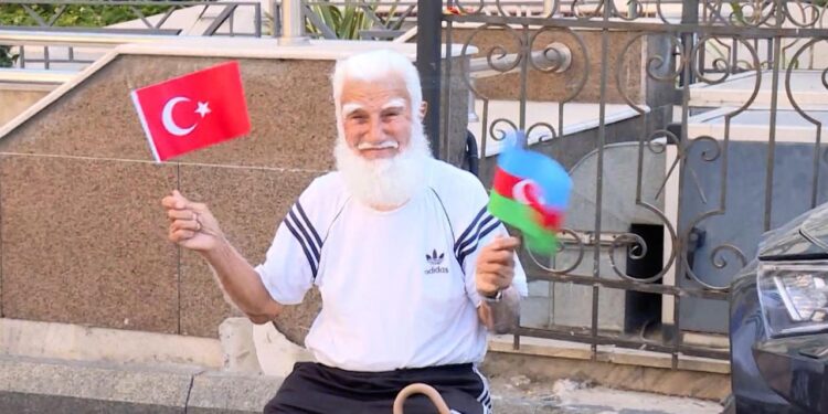 Azerbaycanlı İdris Rehimov gençlere taş çıkarıyor