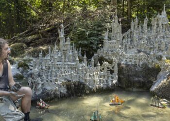 İklim krizine dikkat çekmek için kuruyan nehre kilden şehir inşa etti