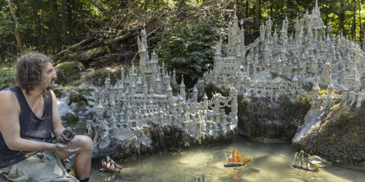 İklim krizine dikkat çekmek için kuruyan nehre kilden şehir inşa etti