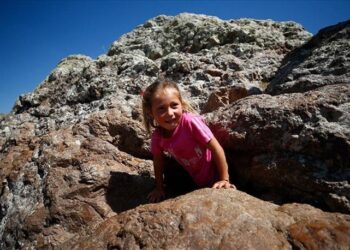 ‘Delikli Taş’tan geçenler mutlu