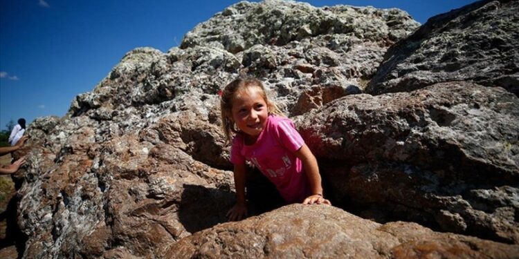 ‘Delikli Taş’tan geçenler mutlu