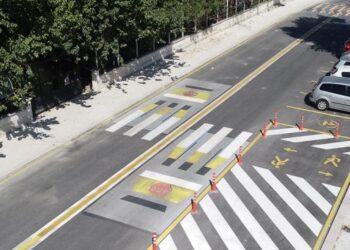 Okul önünde 3 boyutlu yaya geçidi