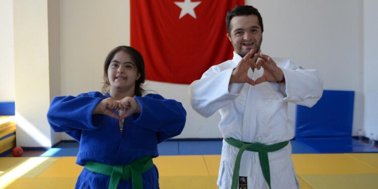 Down sendromlu judocular milli forma için ter döküyor