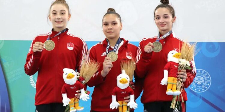 Artistik cimnastikte milli sporcular 3 madalya kazandı