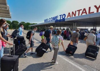 Antalya’ya gelen yabancı turist sayısı 8 milyonu aştı