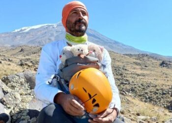 Kızlarının ayıcıklarıyla Ağrı Dağı’na zirve tırmanışı yaptı