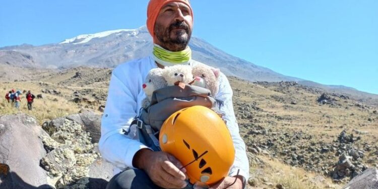 Kızlarının ayıcıklarıyla Ağrı Dağı’na zirve tırmanışı yaptı