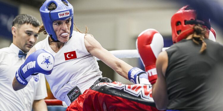 Kick boksta milli sporcular toplamda 18 madalya elde etti
