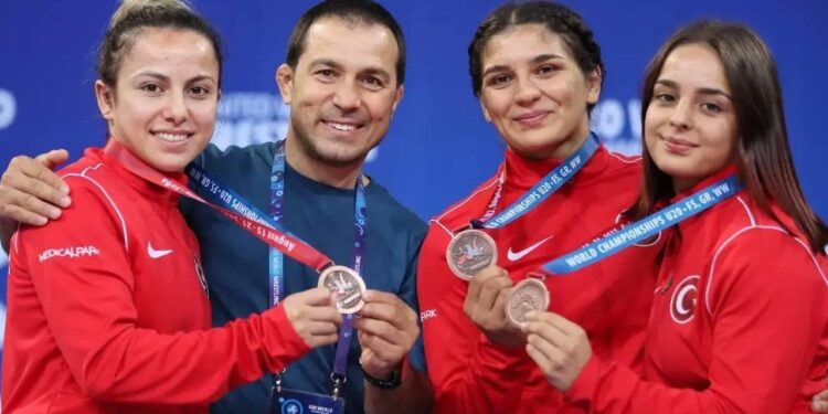 Milli sporcular 3 bronz madalya kazandı