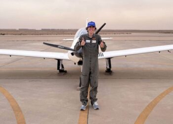 17 yaşında rekor kırdı: Dünyanın çevresini tek başına uçtu!