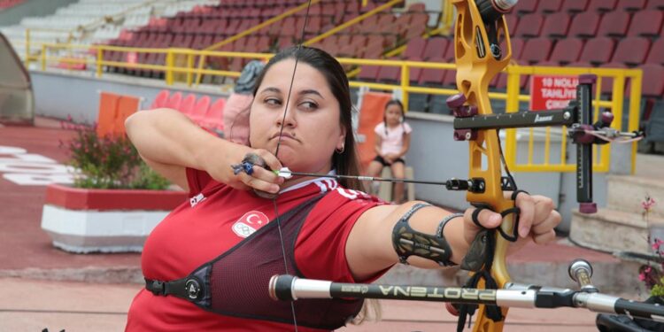 Şampiyon okçu Merve Nur Eroğlu’nun hedefi olimpiyat madalyası