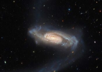 Hubble Uzay Teleskobu “tuhaf” kollu bir galaksi keşfetti