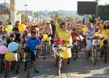 ‘Süslü Kadınlar Bisiklet Turu’ renkli görüntüler oluşturdu