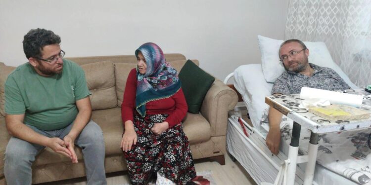 Hayatını bakıma muhtaç ailesine adadı