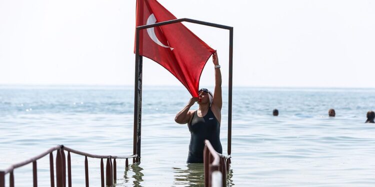 Manş Denizi’ni yüzerek geçen ilk Türk kadını: Nesrin Olgun Arslan