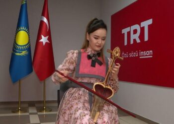 Kazak sanatçı çaldığı kopuzla ülkesini tanıtıyor