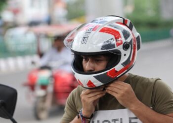 Hindistan’da sürücüleri kirli havadan koruyan kask üretildi