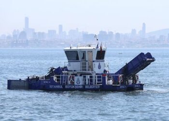İstanbul’da deniz yüzeyinde 140 kamyon çöp toplandı