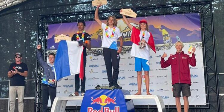 Milli yelkenci Artun Şenol dünya şampiyonu oldu