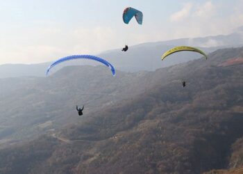 Uçmakdere paraşüt tutkunlarına kışın da ev sahipliği yapıyor