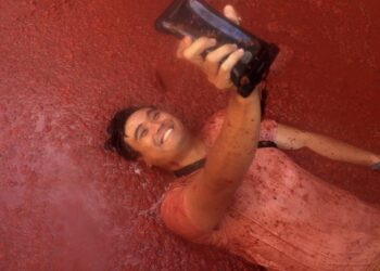 İspanya’da ‘La Tomatina’ festivali: 20 bin kişi birbirine 130 ton domates attı