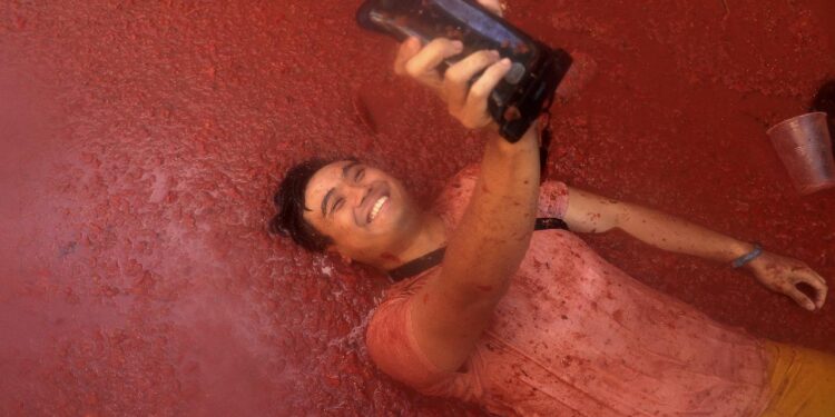 İspanya’da ‘La Tomatina’ festivali: 20 bin kişi birbirine 130 ton domates attı