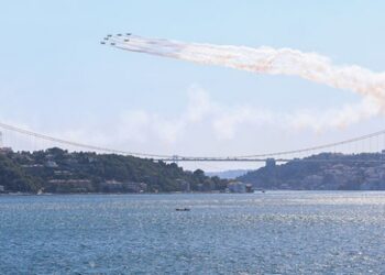 Türk Yıldızları’ndan İstanbul Boğazı’nda gösteri