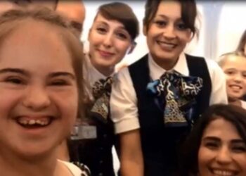 Down sendromlu Tuğçe’ye uçakta doğum günü sürprizi