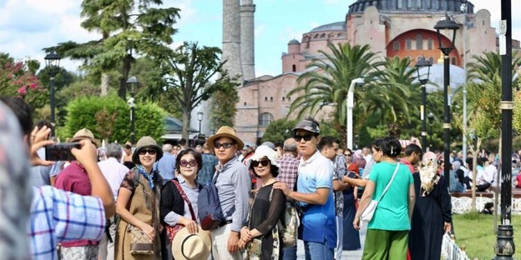 Türkiye’ye 11 ayda 42 milyon turist geldi