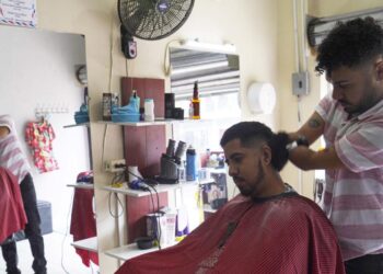 Engellere takılmadı berber oldu