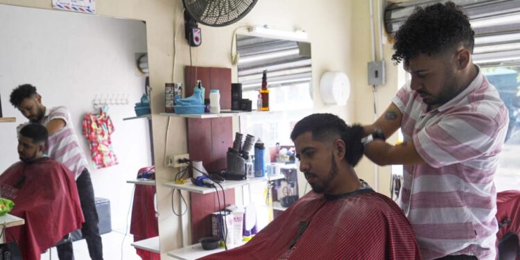 Engellere takılmadı berber oldu