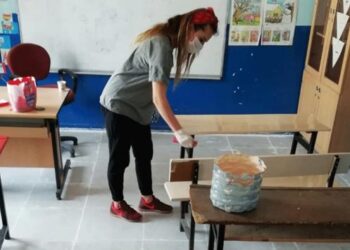 Fedakar öğretmenler okullarını boyadı