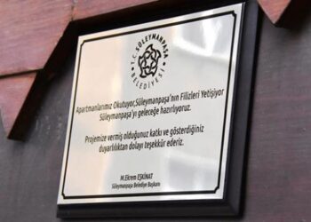 Apartman sakinleri kendi aralarında topladıkları parayla öğrencilere burs sağlıyor