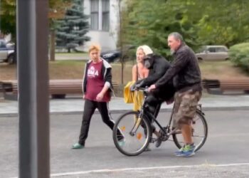 Ukrayna’da hayvanat bahçesinden kaçan şempanze bisikletle geri döndü