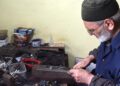 Oltu taşını yarım asırdır ilk günkü heyecanla tespihe dönüştürüyor