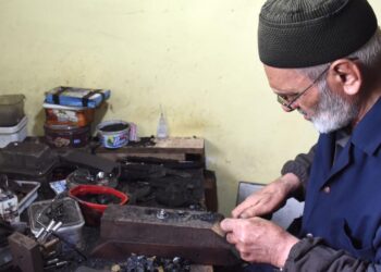 Oltu taşını yarım asırdır ilk günkü heyecanla tespihe dönüştürüyor