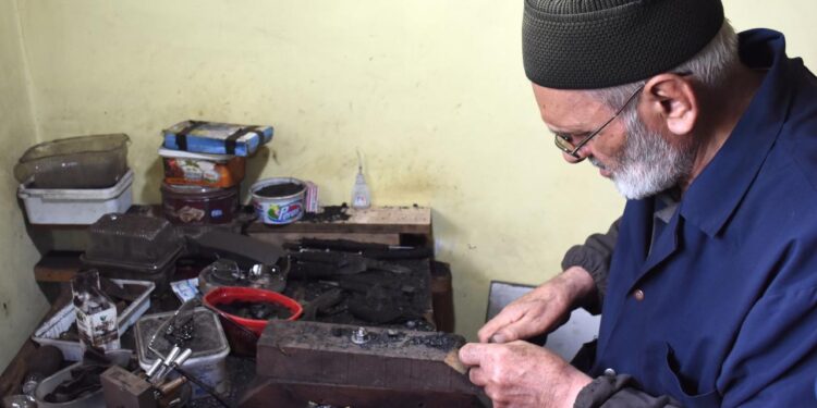 Oltu taşını yarım asırdır ilk günkü heyecanla tespihe dönüştürüyor