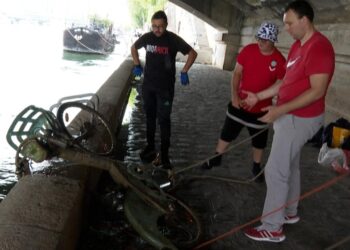 Fransız temizlik görevlisi bulduğu atıkları sosyal medyada paylaşıyor