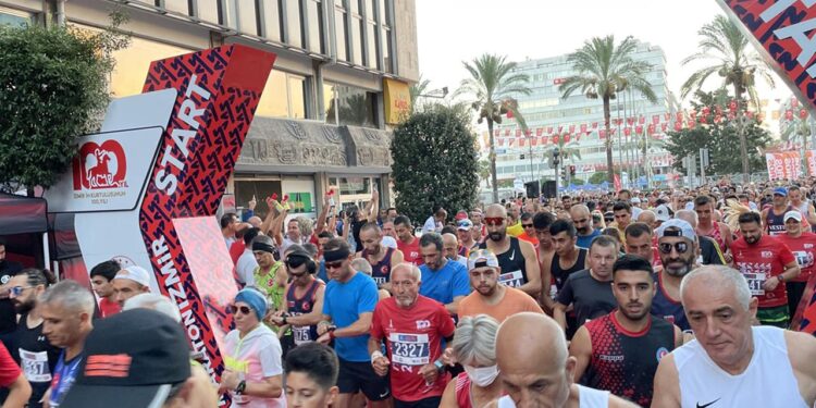 9 Eylül Uluslararası İzmir Yarı Maratonu koşuldu