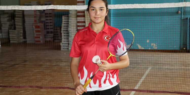 İşitme engelli milli badmintoncu Hale Nur’un hedefi Avrupa şampiyonluğu