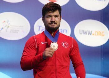 Milli güreşçi Ali Cengiz dünya üçüncüsü oldu