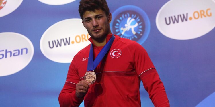 Dünya üçüncüsü Yunus Emre Başar doğuştan güreşçi