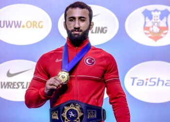 Milli güreşçi Burhan Akbudak’tan “devamı gelecek” mesajı